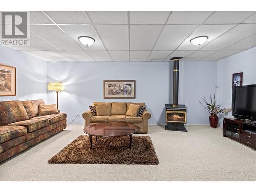 2041 26 Avenue Ne, Salmon Arm, BC - Indoor Photo Showing Living Room