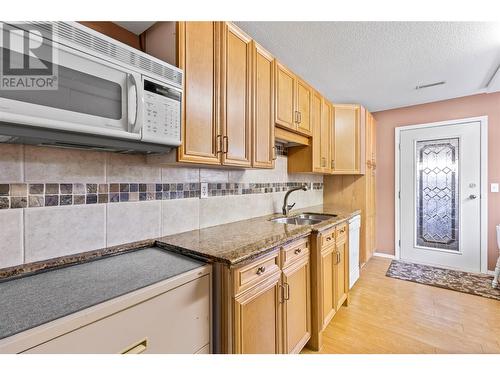 2041 26 Avenue Ne, Salmon Arm, BC - Indoor Photo Showing Kitchen With Double Sink