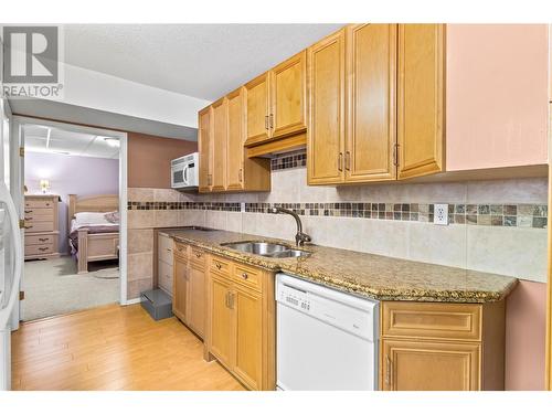 2041 26 Avenue Ne, Salmon Arm, BC - Indoor Photo Showing Kitchen With Double Sink