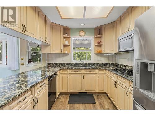 2041 26 Avenue Ne, Salmon Arm, BC - Indoor Photo Showing Kitchen With Double Sink