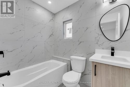 90 Frederick Avenue, Hamilton, ON - Indoor Photo Showing Bathroom