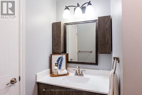 217 Baxter Street, London, ON - Indoor Photo Showing Bathroom