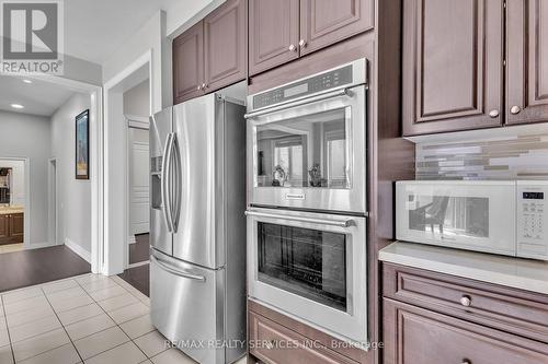 125 Russell Creek Drive, Brampton, ON - Indoor Photo Showing Kitchen