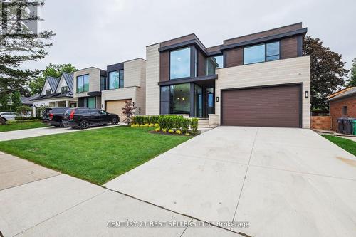 121 Cumberland Drive, Mississauga, ON - Outdoor With Facade