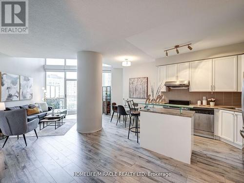 913 - 220 Burnhamthorpe Road W, Mississauga, ON - Indoor Photo Showing Kitchen