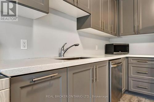 26 Aqua Lane, Hamilton, ON - Indoor Photo Showing Kitchen