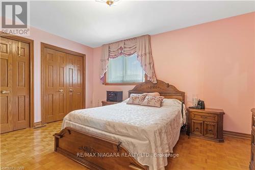 7737 Mount Carmel Boulevard, Niagara Falls, ON - Indoor Photo Showing Bedroom