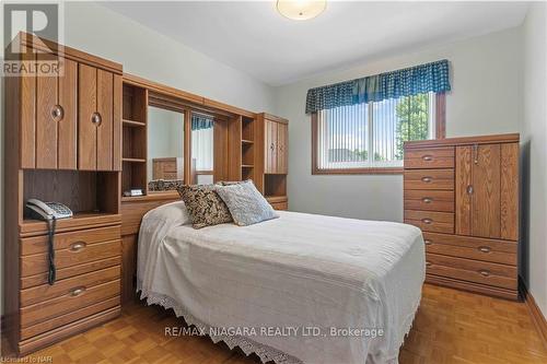 7737 Mount Carmel Boulevard, Niagara Falls, ON - Indoor Photo Showing Bedroom