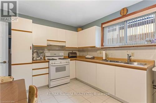 7737 Mount Carmel Boulevard, Niagara Falls, ON - Indoor Photo Showing Kitchen With Double Sink
