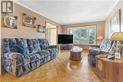 7737 Mount Carmel Boulevard, Niagara Falls, ON - Indoor Photo Showing Living Room