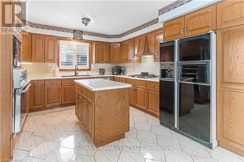 7737 Mount Carmel Boulevard, Niagara Falls, ON - Indoor Photo Showing Kitchen