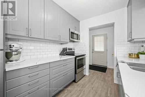 10 Nickolas Crescent, Cambridge, ON - Indoor Photo Showing Kitchen With Upgraded Kitchen
