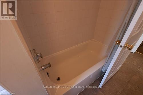 125 Sanford Avenue N, Hamilton, ON - Indoor Photo Showing Bathroom