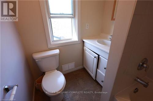 125 Sanford Avenue N, Hamilton, ON - Indoor Photo Showing Bathroom