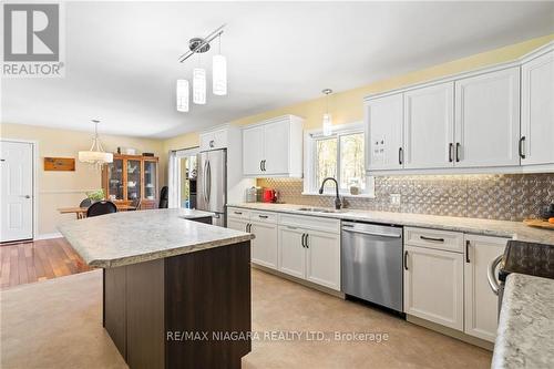 462 Lyons Creek Road, Welland, ON - Indoor Photo Showing Kitchen With Upgraded Kitchen
