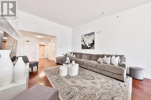 411 - 1490 Bishops Gate, Oakville, ON - Indoor Photo Showing Living Room