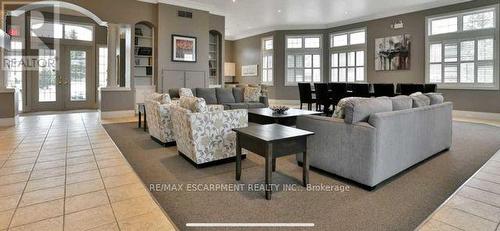 411 - 1490 Bishops Gate, Oakville, ON - Indoor Photo Showing Living Room