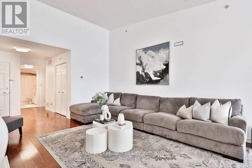 411 - 1490 Bishops Gate, Oakville, ON - Indoor Photo Showing Living Room