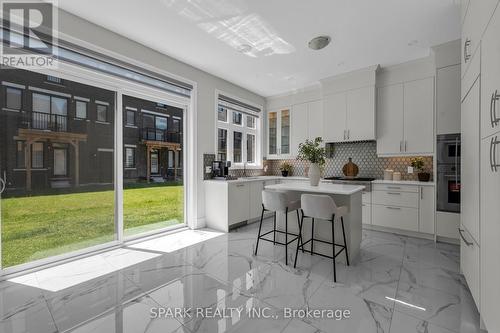 1412 Yellow Rose Circle, Oakville, ON - Indoor Photo Showing Kitchen