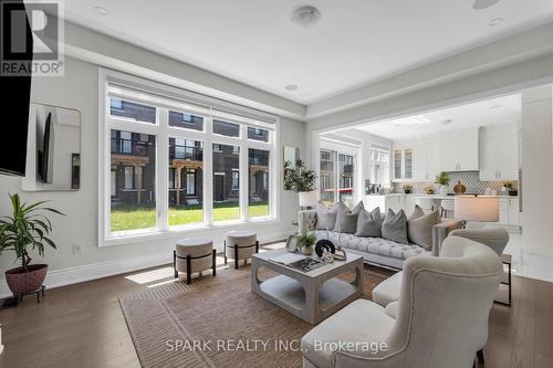 1412 Yellow Rose Circle, Oakville (Glen Abbey), ON - Indoor Photo Showing Living Room