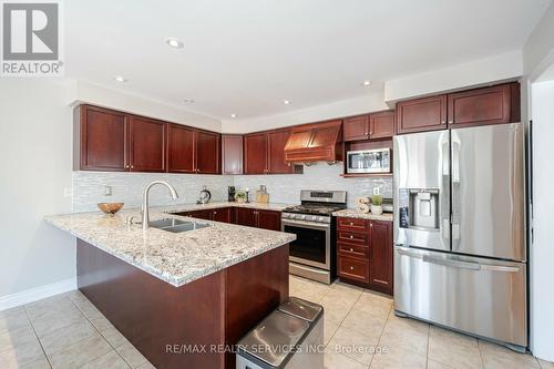 43 Sir Jacobs Crescent, Brampton, ON - Indoor Photo Showing Kitchen With Double Sink With Upgraded Kitchen