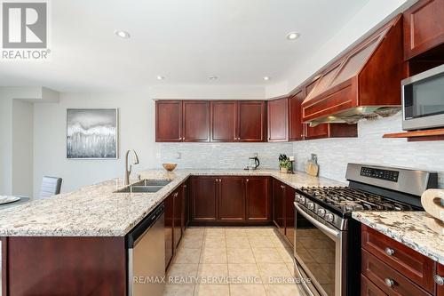 43 Sir Jacobs Crescent, Brampton, ON - Indoor Photo Showing Kitchen With Double Sink With Upgraded Kitchen