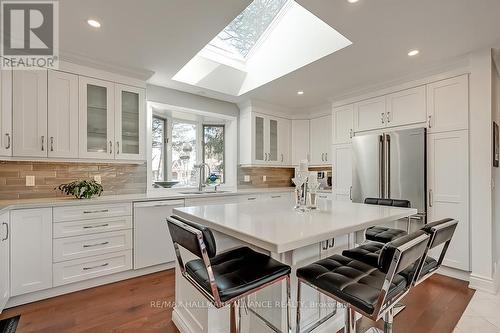 258 Westwood Drive, Oakville, ON - Indoor Photo Showing Kitchen With Upgraded Kitchen