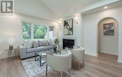 37 Cotman Crescent, Toronto, ON - Indoor Photo Showing Living Room