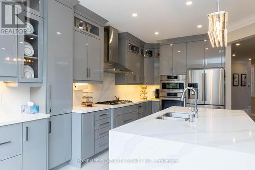 3316 Stalybridge Drive, Oakville, ON - Indoor Photo Showing Kitchen With Double Sink With Upgraded Kitchen