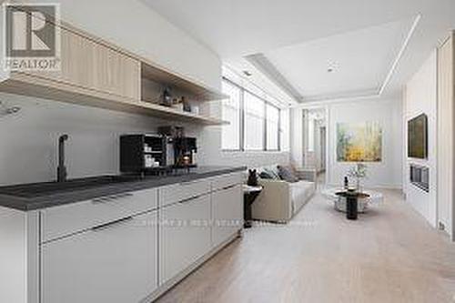 739 Ebony Avenue, Mississauga, ON - Indoor Photo Showing Kitchen