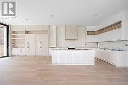 739 Ebony Avenue, Mississauga, ON - Indoor Photo Showing Kitchen