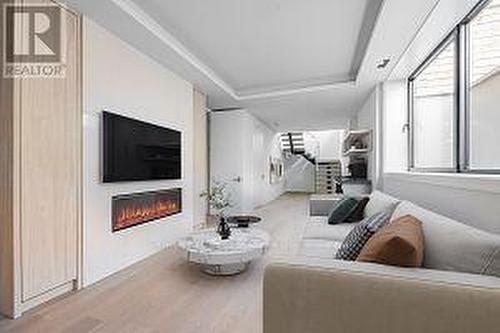 739 Ebony Avenue, Mississauga, ON - Indoor Photo Showing Living Room With Fireplace