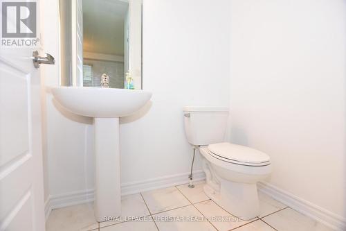 56 Pointer Street, Cambridge, ON - Indoor Photo Showing Bathroom