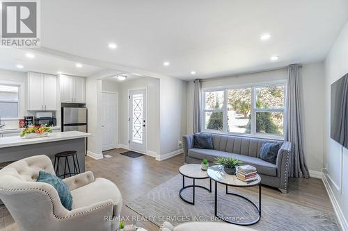 89 Darlingside Drive, Toronto, ON - Indoor Photo Showing Living Room