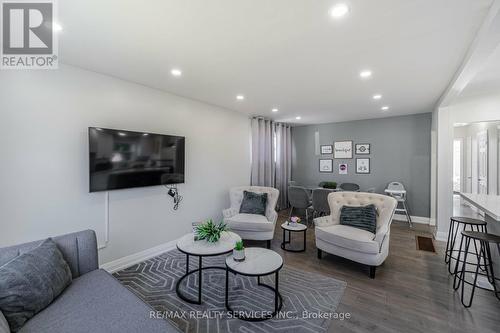 89 Darlingside Drive, Toronto, ON - Indoor Photo Showing Living Room