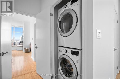 Uph3 - 410 Queens Quay W, Toronto, ON - Indoor Photo Showing Laundry Room