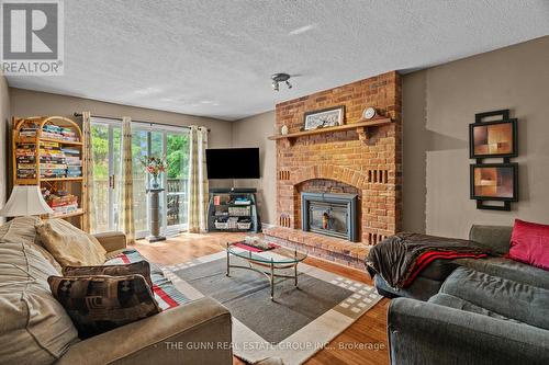 182 Dearborn Avenue, London, ON - Indoor Photo Showing Living Room With Fireplace