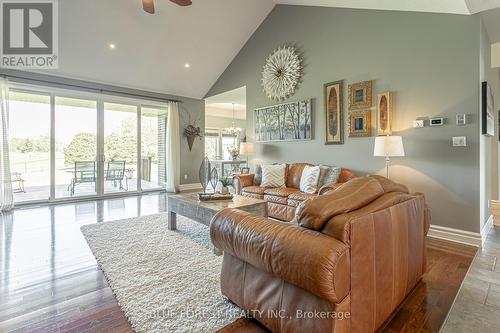 2290 Westchester Bourne, Thames Centre, ON - Indoor Photo Showing Living Room