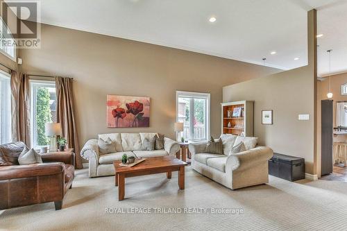 909 Fogerty Street, London, ON - Indoor Photo Showing Living Room