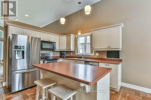 909 Fogerty Street, London, ON - Indoor Photo Showing Kitchen With Double Sink