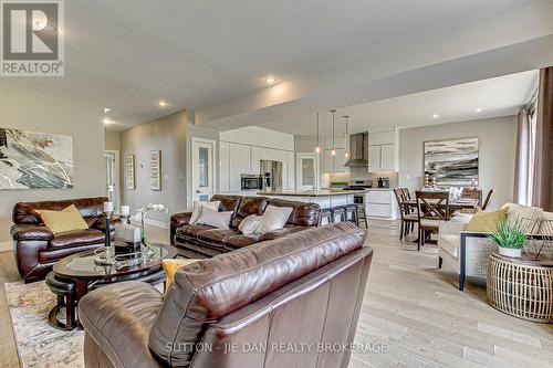 1072 Oakcrossing Road, London, ON - Indoor Photo Showing Living Room