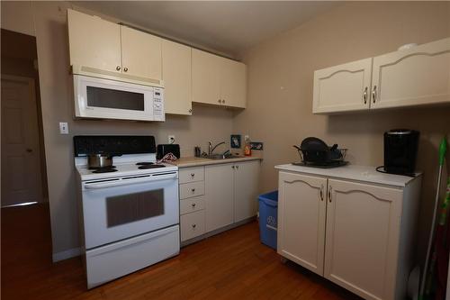 125 Sanford Avenue N, Hamilton, ON - Indoor Photo Showing Kitchen