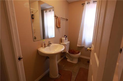 125 Sanford Avenue N, Hamilton, ON - Indoor Photo Showing Bathroom