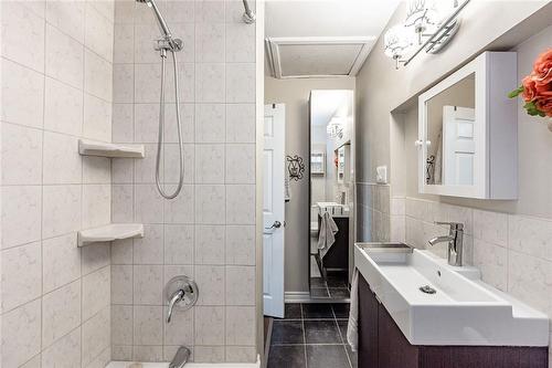 13 Fairfield Avenue, Hamilton, ON - Indoor Photo Showing Bathroom