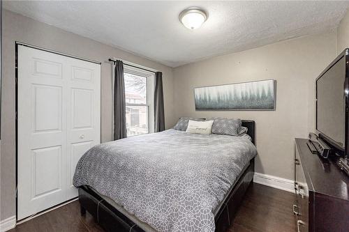 13 Fairfield Avenue, Hamilton, ON - Indoor Photo Showing Bedroom