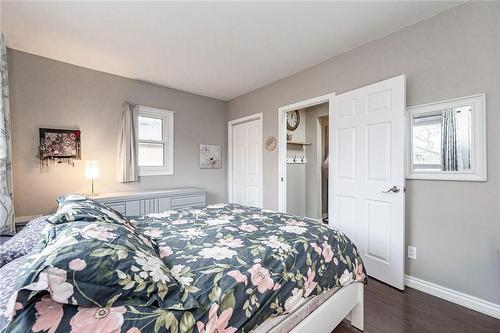 13 Fairfield Avenue, Hamilton, ON - Indoor Photo Showing Bedroom