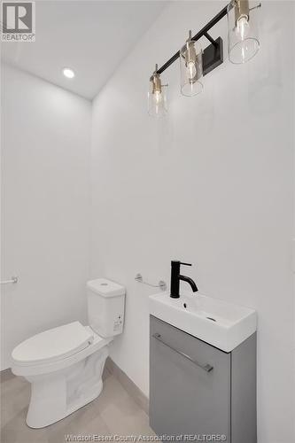 1081 Bruce, Windsor, ON - Indoor Photo Showing Bathroom