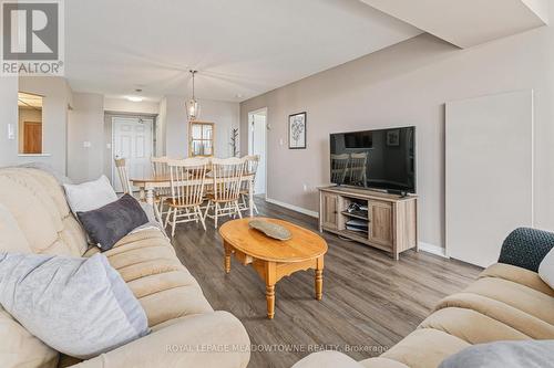 608 - 20 Mcfarlane Drive, Halton Hills, ON - Indoor Photo Showing Living Room