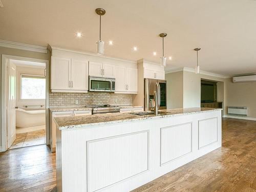 Cuisine - 3325 Rue Des Luminaires, Sainte-Adèle, QC - Indoor Photo Showing Kitchen With Double Sink With Upgraded Kitchen