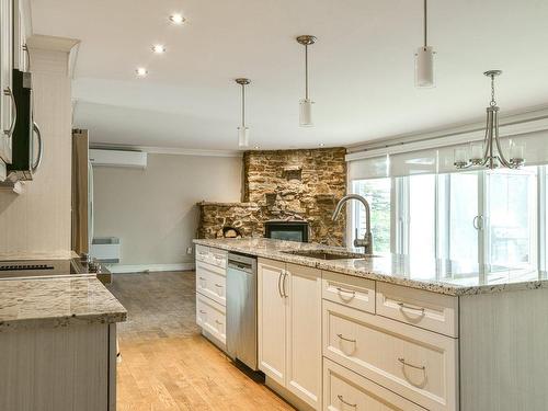 Vue d'ensemble - 3325 Rue Des Luminaires, Sainte-Adèle, QC - Indoor Photo Showing Kitchen